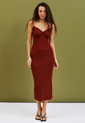 Robe caraco moulante en tricot à devant torsadé en caramel