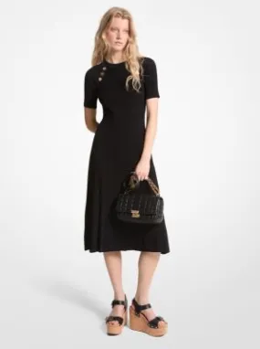 Robe mi-longue à boutons en tricot extensible côtelé